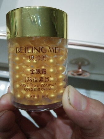 用了几次感觉还可以，眼部周围保湿效果挺好，不知道对眼袋有没有效果，用一段时间再追评