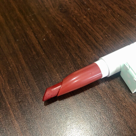 一股印泥味，上唇也不显色。。。这就是印泥吧？？？？看看膏体和外壳上的坑，大家自己判断！！