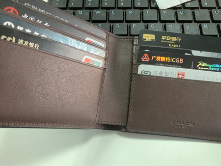 实物比照片好看，就是厚了点，多几张卡就不太能合拢，不知道用一段时间后能不能软一些