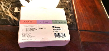 一套里3种气味，薰衣草，古龙，绿色邂逅。香味还行，1瓶10ml，有点少。