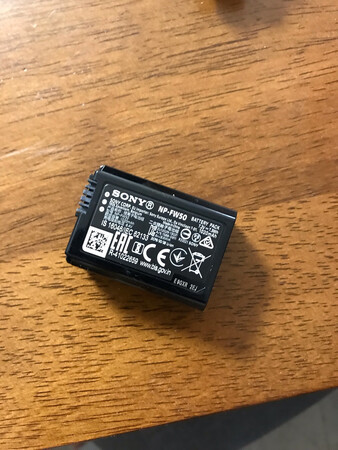 爬悬崖的时候电池掉了，上京东买一块，双十一还算便宜，买原厂的比较靠谱