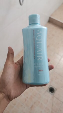 产品包装：虽然有漏液但是客服都及时帮忙解决问题，很nice
产品香味：洗完澡浴室都是香香的，第二天衣服上也会留下香味，稀饭
使用感受：很好用，洗完皮肤很顺滑
泡沫数量：泡泡很多，我就喜欢泡泡多的，嘻嘻?
其他特色：磨砂膏完全是我喜欢的类型，颗粒很适中，不错不错?
