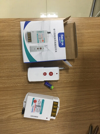 物流很快，这个是控制空调开关的，远程遥控器，公司的空调控制开关在楼上，所以需要这个远程控制开关，遥控器来空着楼上的空调开关。等安装好了以后，开关空调就不用爬楼梯去开关空调，用这个遥控器，就可以在楼下轻而易举的控制楼上的空调开关，省时省力，非常的便捷。非常满意。