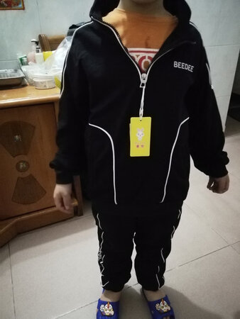 收到快递的瞬间拆开的手速的确让我震惊，我还以为让他挑选衣服时那波澜不惊的样子，如此的镇定和随意，是对衣服无所谓也没什么追求的。尺寸刚好，幸亏买大一码，不然都遮不住身上的肉肉。料子感觉比较透气，版型也很好。马上试穿对着镜子一顿臭美。。