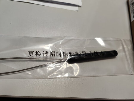 耐用度：机械键盘耐用度最高了，做工也非常好。
舒适度：打字很舒服，打字机的感觉。
操作难度：操作很便捷，接上电源就可以。
外观颜值：外观中规中矩，黑色的，按键很舒服。
响应速度：相应速度很快，感觉非常好。
送货也很快，外包装有些破损。