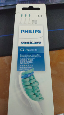 包装简单大气，电动牙刷刷牙可以大大提高效率和效果，定期更换刷头也是必要的