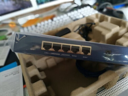 搭配poe摄像头用，小巧方便，质量不错