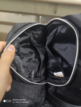 外观颜值：黑色，巨喜欢的颜色，不易脏，有个性
材质手感：摸着很光滑细腻，不用担心像皮质包一样掉皮
容量空间：能装500cm的水×2，还有多余的空间，日常出行可以携带少量的东西
做工细节：没有多余的线头，线间距偏大，里子很喜欢，不易脏
适用场合：日常出行，两天以内的外出活动
其他特色：实在是等不到双十一了，着急用，用劵后118入手，快递很快，早上7点下单，下午5点到手