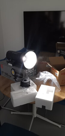 150W的和200W搭配使用，是好东西，光强度10%到100%可调，拍视频靓丽很多。灯设计的合计，操控也方便，声音比前一代小了很多，值双十一之际一口气买了两个。