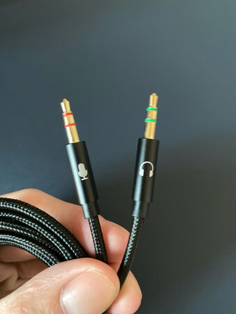 目前使用来说没有出现任何问题，其实主要是为了延长我的耳机～，台式电脑为啥就不能像手机一样，一个接口就搞定，多完美～，还分两个接口是真的难受。音质听不出来，毕竟用的廉价耳机，没有参考性。做工倒是还不错。