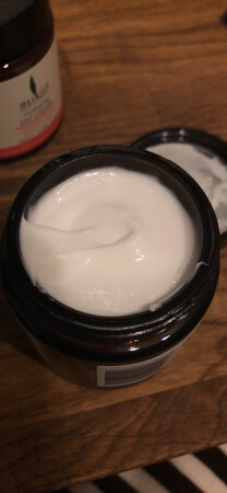 sukin的面霜性价比很高，是一款质地轻盈的面霜，容易吸收不油腻抗氧化。这次买了保湿日霜和保湿晚霜，都是纯植物提取，味道清新据说孕妇都可放心使用，已经用过两瓶了。更适合春秋季节使用，保湿效果不错，并且很好吸收。