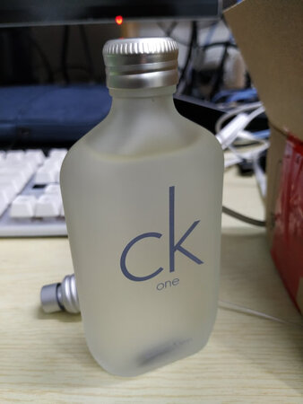 正品ck香水，味道清香。
留香时间：不会很久，几小时。