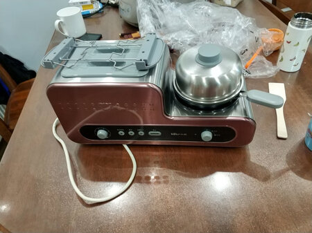 今天终于有时间来发表一下评论，昨天晚上终于试用了一下，首先把包装拆开后看到面包机给我的第一感觉是体积不是很大，适合面积不大的厨房摆放，然后将面包和鸡蛋放上去试了一下，操作比较简单，适合老人使用，前后一共三分钟，面包和鸡蛋都弄好了，也许是放的比较少的缘故，时间也比较短，属于可以接受的范围。
