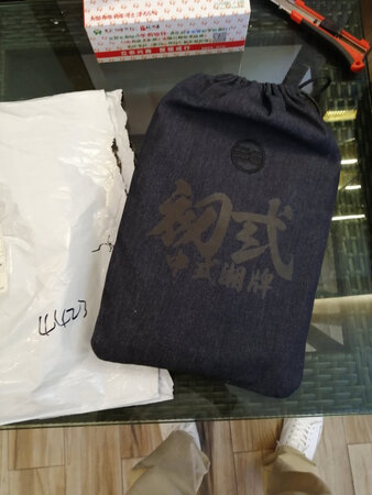 外观颜值：时尚年轻
材质手感：手感很好
容量空间：空间大，放置东西多
其他特色：中国风！
适用场合：商务休闲皆可
做工细节：细节仔细，做工优良