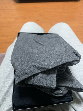 孩子说他现在的内裤总是磨裆，没办法，让我耗巨资买了这么贵的皇内裤，我从来没穿过这么贵的内裤，都是买5块钱3条的那种，为了孩子再贵也要买。拿出来看了一下，应该是很舒服的，比那些便宜货是好很多，希望他穿上后至少也能考个清华北大什么的。
