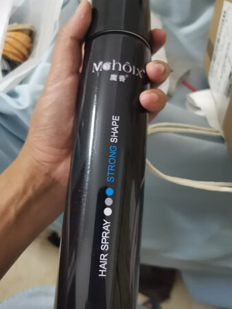定型力强且持久，当然也没有夸张到风吹不倒雨淋不乱，万一后期弄乱发型，稍微沾点水手抓式整理，照样立体造型.香味清淡，瞬间摆脱了熟悉的理发店味道.最重要的是无油腻感，无湿亮感，无白屑，造型效果真的很好！支持，喜欢！