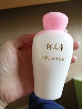 绝对的国产大牌，果断下手。味道好，延展性好，小朋友洗澡完了就用来抹身上，然后搭配面霜涂脸，最近天气干燥抹点才敢出门，怕皮肤干燥，涂了效果不错，小朋友也喜欢不抗拒，满意，物流也挺快的，包装严实，满意，用完可以回购。