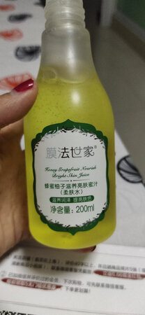 产品质感：一直在用魔法世家的东西，这个水也用几年了，一如既往的好！四季都可以用，
适合肤质：我是混合型的肌肤，用着很清爽，不油腻，脸也不会干
产品香味：味道挺好闻的，涂脸上很舒服
使用效果：保湿效果很好，而且也不长痘痘
其他特色：这款是魔法世家的经典款啦！小瓶子的设计也是亮点，非常好看！