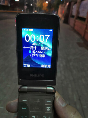这个商家很#，卖我个假手机，根本没有信号，我要求换新机，结果换个包装把原来的假手机又给我寄过来了，不配合退货，一点诚信都没有，希望广大消费者不要买这家的商品