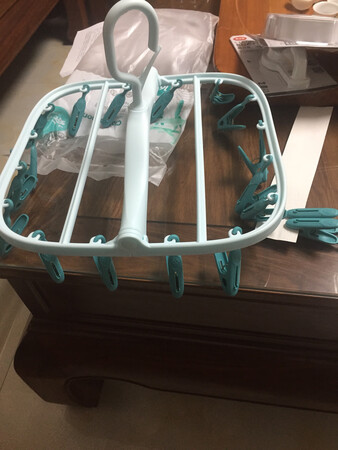 京东物流一直很给力，晾衣架夹质量看起来也不错；遗憾是没有收到自己喜欢的颜色，对随机发货非常不满意......