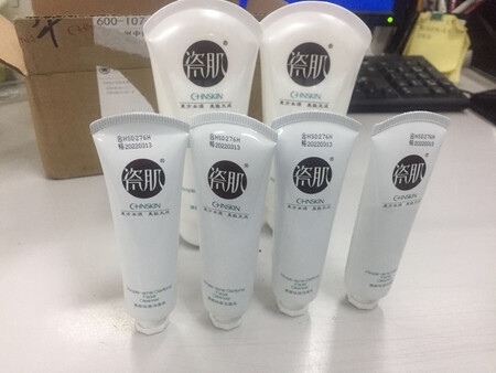 一直都是用这个牌子的护肤品，很好用，很适合我?真的，送了4瓶，可以用很久了