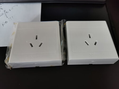 公牛的质量我是信得过的，就是这种明装插座不带安装胶钉吗？需要另购？