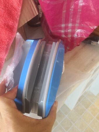 很容易掉，差评没用几下下掉下去摔坏了