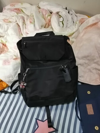 儿子亲自选的包包，很满意。到货很快。李。用券优惠下来很便宜，不错不错