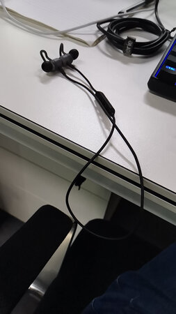 耳机不错，使用方便，外形也挺好看的，就是电量如果再大点就更好了