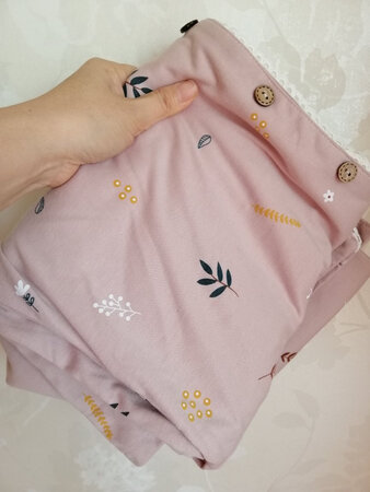 颜色不一样。