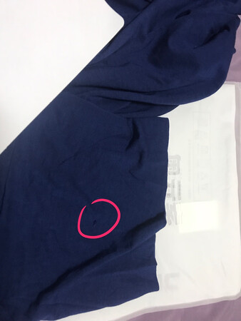 商品收到，衣服领子处就有一个洞，无语?。