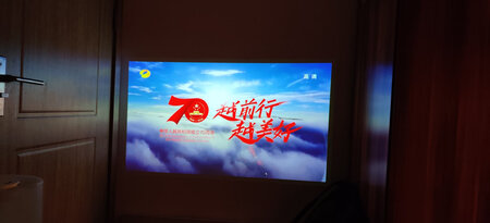外形外观：外观小巧便携
投影亮度：亮度晚上很不错，可以调节能，标准和高亮，白天还没试不过应该也很不错。
操作难易：操作简单，看电视，装软件都可以语音完成很省心。
其他特色：声音还行，不用外接扬声器也能发声，主要方便。
总结:这个价位应该挺值的。