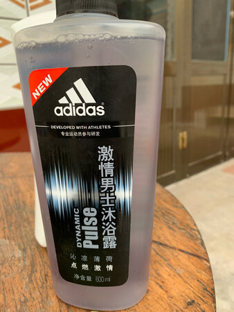 买来第一次使用，味道很不错，因为之前朋友曾介绍给我，说这个牌子用的很清爽舒适双11就买了。用着确实挺好，希望有更多的优惠活动