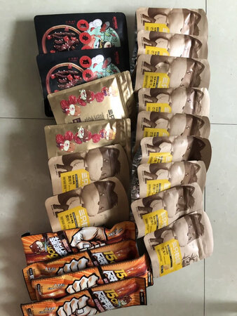 入坑三只松鼠以后感觉打开了新世界的大门 种类齐全便宜大碗 而且经常有活动真的很划算 味道非常好每一样都很好吃 大人孩子都喜欢吃 基本每周都要来买一次 宝宝最喜欢吃坚果果干海苔 去超市基本都不要零食了 三只松鼠比超市的小零食健康多了