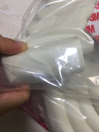作为一个宝妈，每天都在各种买买买。惦记这个防撞条已经很久了，家里的老人都说没有必要，而且贴着影响美观，但是为了娃的安全，即使不美观，即使有点小贵，我也果断下单了。孩子的安全是最重要的，一岁左右刚学会走路的娃，在家难免会有些磕磕碰碰的，即使老人好几双眼睛盯着，一个不小心磕了一下，还是相当心痛的。
这个里面有4m，分了两截，每段2m，附赠了3m的胶带。8个角，也配了3m的胶带。配件齐全，设计的很合理，摸着也很柔，3m的胶带质量很好。白色特别百搭，白色跟任何颜色都能搭配到一起。
京东的物流，即使在双十一期间也毫无压力，早上下单，下午就送到了，点一个大大的赞！物美价廉，物超所值。母婴用品在京东买我很放心。双十一期间，我还攒了很多红包，这个价格也很让我满意，四舍五入相当于不要钱。
写下这些感受，给后面的妈妈一个参考吧。