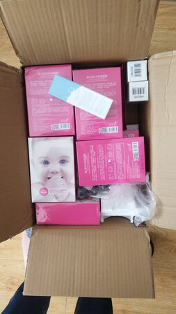 因为是第二次购买，自己是敏感肌肤，用了也不过敏，双十一有活动，买一百九十九送一百，这次买了一箱，送的赠品也多，物流很给力，包装都坏了，不是很完美。
