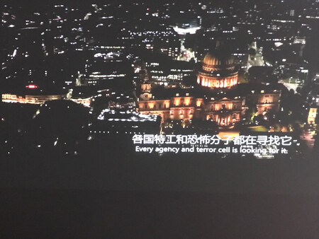 外形外观：很漂亮，颜值特别高，方方正正，金属机身，放在哪个角度都很好看。
投影亮度：两亮度足够了，晚上开着灯也能看，最好的当然还是关灯，因为我是在自己卧室关灯看的，亮度对我来说足够了。
投影色彩：清晰，720p高清，考虑到便携性，这一点可以接受，就我个人来说，已经相当惊喜了。
音质音效：音效不错，立体环绕声，清澈透亮，也可以自己插耳机。
其他特色：细节很赞，所有接口都在侧面，对我这种喜欢躺在床啊看天花板的特别友好...赞