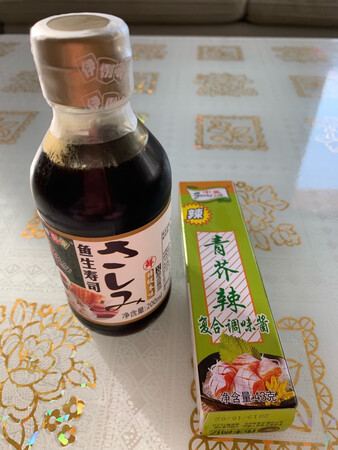 这个酱油和芥末真不错，简直是绝配，蘸着吃寿司和海鲜都很好吃，而且价格也很实惠，分量也很足，可以吃很长一段时间，用来拌黑木耳也不错，吃着芥末微微的刺鼻，感觉很舒服，鼻子都通气了，家里人都很喜欢吃，推荐购买！