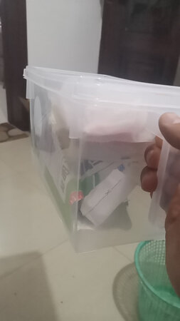 容量大小：大小放冰箱合适
厚薄程度：薄厚适中
实用性能：比较实用
商品材质：白色透明塑料