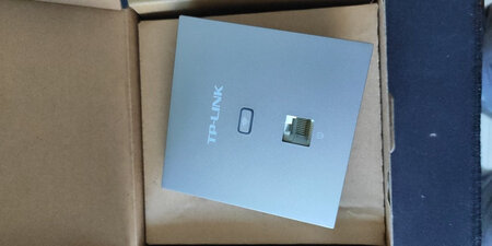 新装修的房子准备做个全屋WiFi，于是看中了TPlink的这一款，老公研究了很久，觉得这个性价比比较高，一共有5个房间和一个客厅需要使用，所以买了6台AP，双11购买价格比较划算甚至比618价格便宜了，5块钱，主机的价格也有适当的优惠，整体做下来，大约在2400。想到以后能用上快的飞起的无线网络，就很满意
