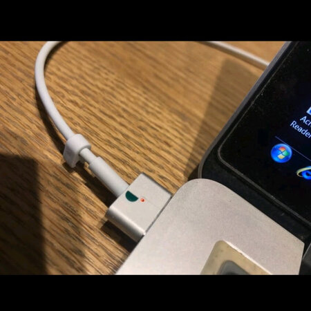 产品包装：包装感觉很朴素，并没有什么让人惊艳的地方。但这也证明了制造商是把成本都放在了产品上，不会让人有买椟还珠的感觉。
材质做工：材质真的是没的说，和原装的充电器不分上下。手感也一模一样。做工方面也是做的严丝合缝。毫无挑剔之处。
外观设计：外观方面来说，如果不是那一点点小字和原装充电器不一样的话，我真的找不到任何不同点。
安装操作：使用操作方面也比较顺畅，收纳的折叠线卡和线上的小卡扣都很精致。不输原装。磁吸头也很紧，不会有误碰掉的情况出现。
使用效果：充电过程和原装一样，速度也很快，瓦数也是实标的。
其他特色：最大的特色就是便宜！我去专卖店配件区看的价格是588，但没想到这个一百来块钱就可以搞定。并且任何一个细节都不输原装！这个真的是让人很惊艳！