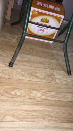 租的离上班的地方近一点儿 也没有想着买多贵的地板革 本来想着随便整整就OK的  结果出乎我的意料  地板革到家的时候包装完整  然后铺的时候很简单  我跟男票2个人一个下午就搞好了 很满意  地板革摸起来也很扎实  应该够2个人日常活动了  满意