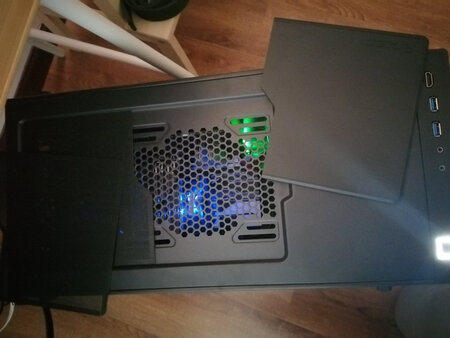 antec 的机箱做工不错，钢板扎实厚重，买的不是侧透，免去光污染。  还带显卡托架 调节方便。