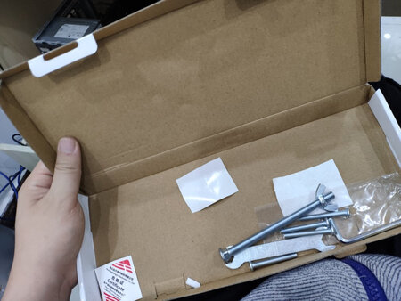 之前买了双头的显示器支架，到手后才发现我有一个显示器居然背面没有空，没办法就一直闲置了，前两天闲逛京东，突然发现有这种五孔的支架能解决我的问题就赶紧下单了
稳固性能：安装之后稳固行很好，支住了我的27寸的显示器，很方便就能安装上
做工质量：NB的东西做工很不错，用料很足，放在手里沉甸甸的
舒适度：不影响显示器使用，很舒服
外形外观：外观很不错，黑色的商务范
产品包装：纸盒包装，很好