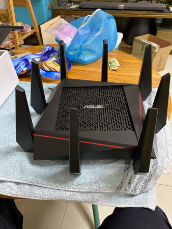 买回来后就一直等待着早点到，京东的速度真是越来越快了，双十一期间还能第一天准时到达，加上非常好的售后服务，在这里为京东点个赞先。拿到路由器后晚上回家就开始动手安装。从外包装盒就可以看出来非常的高端大气上档次，打开包装，见到本尊的第一感觉就是大，超级无敌大，拿出来后就感觉重，是很重的那种，对比100来块的东西话这个就是大板砖。盒子下面放着八条天线，这家伙外号八爪鱼，当然不能够少一条。装上去后真漂亮。系好各种连接线开始设置，设置起来并不复杂，甚至有点傻瓜式。对着说明书几分钟就搞定了。在这里建议大家把Wi-Fi信号改成澳大利亚。信号瞬间强大30%以上。随手测试了一下网速。比我以前快多了。总的来说，这款路由器非常值得入手。