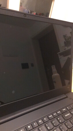 自己第一次贴膜，贴的不是很好！套装倒是很齐全！套装清洁剂很好用、实用！希望以后自己能贴的好些吧……