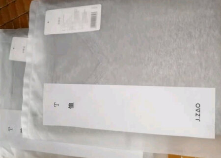 很薄的棉线针织衫，夏季随便穿穿用，个人感觉有点小贵。