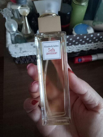 香水挺好闻的，适合成熟女性，时间越长越好闻，喷在手腕上试了，留香时间挺长的，很喜欢。