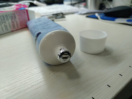 产品包装：收到发现有很大一盒，远远超出了我的预期。包装简约而不简单，有点像牙膏的设计。
使用效果：抹一点在需要脱毛的地方，等待5分钟，用刮片轻轻一刮，毛就脱落了，温和没有刺激。
操作难易：轻轻捏一下膏体包装，就会挤出脱毛膏，味道好闻，涂抹在脱毛的位置，几分钟就能除毛。
其他特色：可以用很久了，好评。