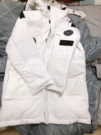 这件羽绒服质量特别好，很厚实，武汉的冬天没问题！款式也很好看，白色精神！大爱！